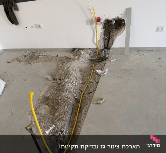 עבודות תשתית גז עם צינורות וקיר חשוף